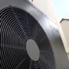Ventilateur d'une pompe à chaleur Intuis HTi70 Gros plan sur le ventilateur et le logo Intuis d'une pompe à chaleur HTi70 installée contre un mur de maison